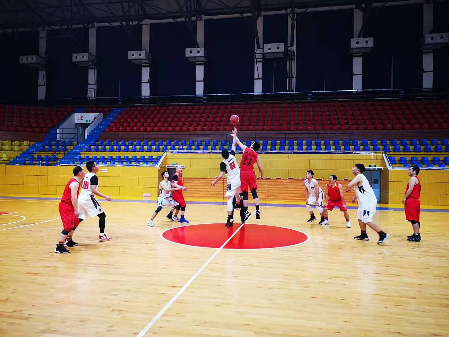 地质三队与韶关市政府联队举行篮球友谊赛——队网01.jpg